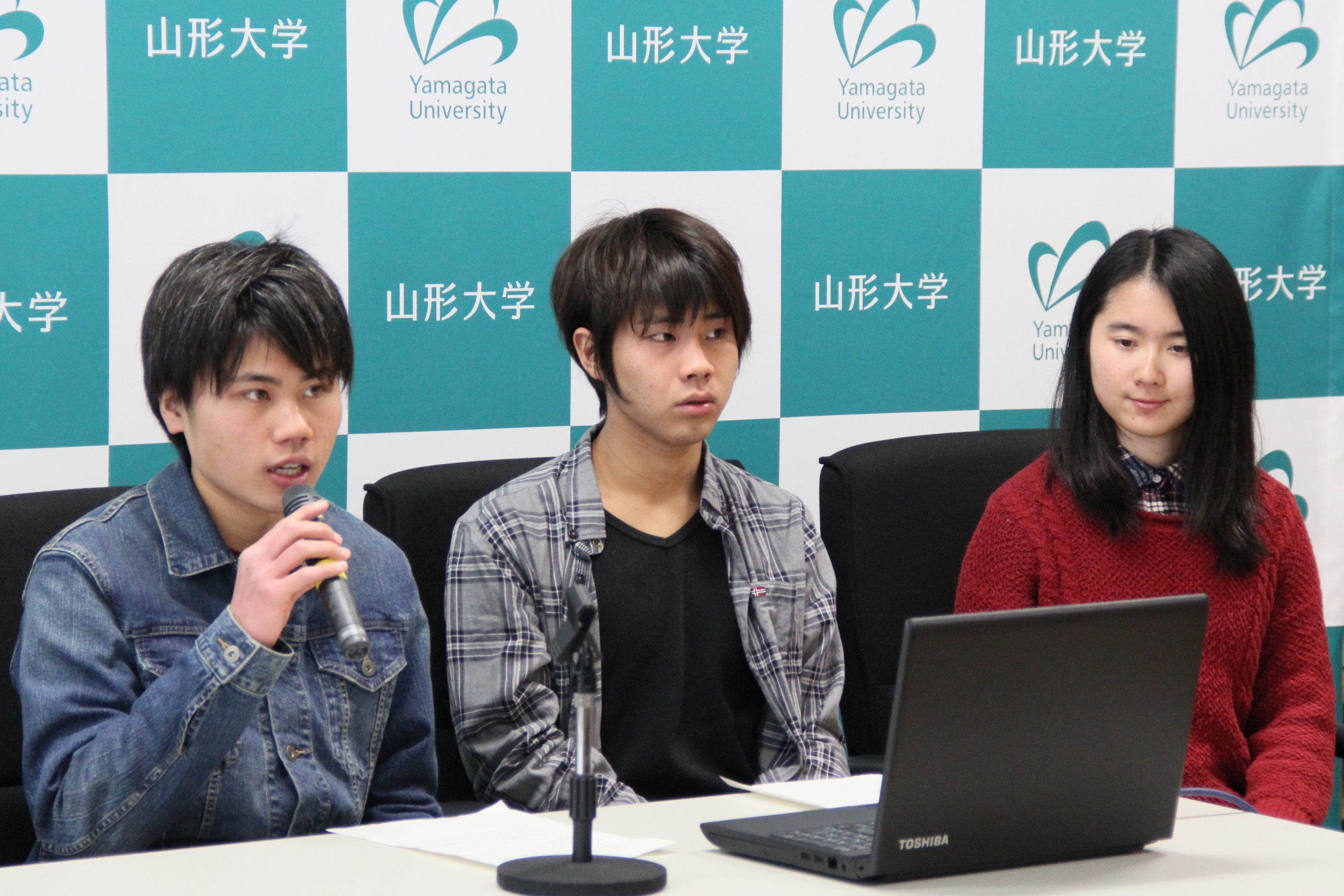 「合同成果発表コンテスト」１位のチーム代表（田村さん、渡辺さん、許さん）の画像