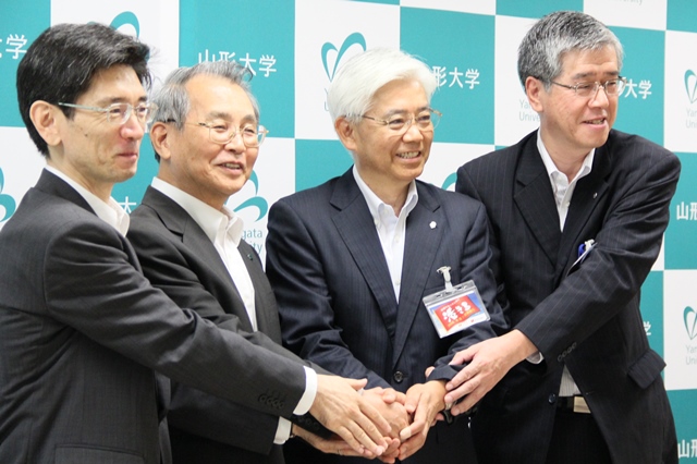 (左から)連携を発表した清塚人文学部長、小山学長、粟野学取締役頭取、早坂徳四郎常務取締役の画像