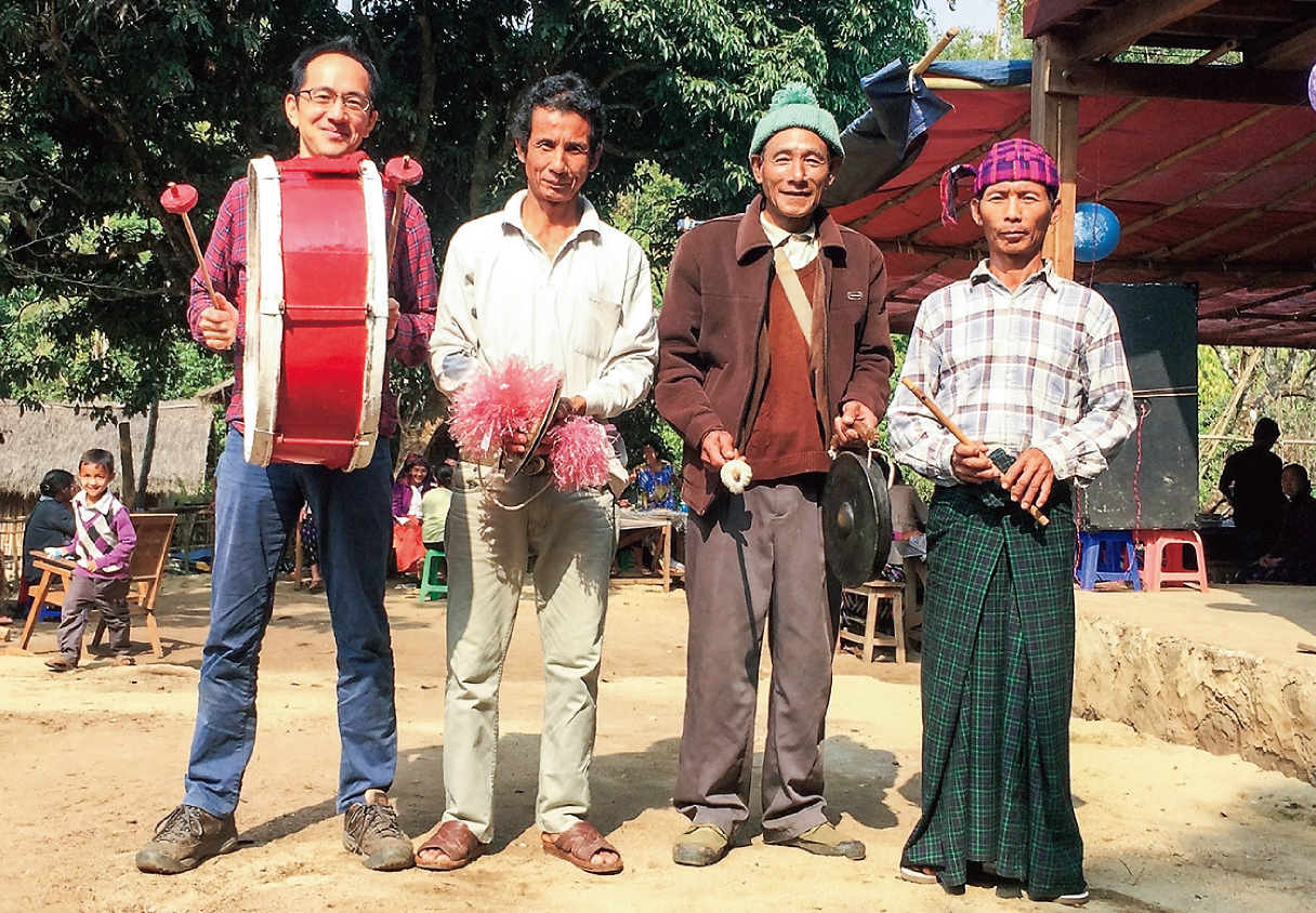 ミャンマー北部、カチン族の村祭りで。紫色の帽子がカチン族独特のもの。
