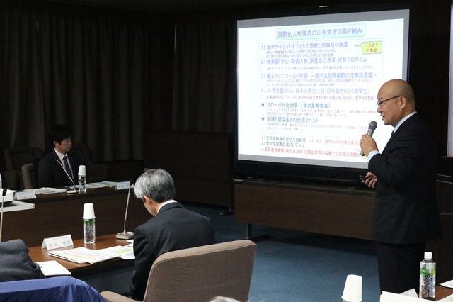山形大学の取り組みについての説明する安田理事・副学長の画像