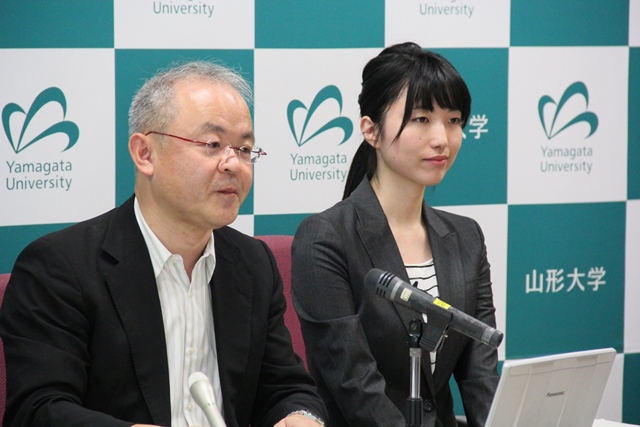 スマート未来ハウス一般公開について説明する佐野健志教授(左)と有川彩世事務職員(右)の画像