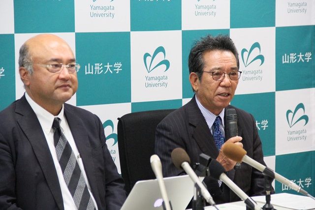新型常温乾燥機の共同開発について発表する、株式会社タカハタ電子の安房毅代表取締役(右)と城戸淳二教授(左)の画像