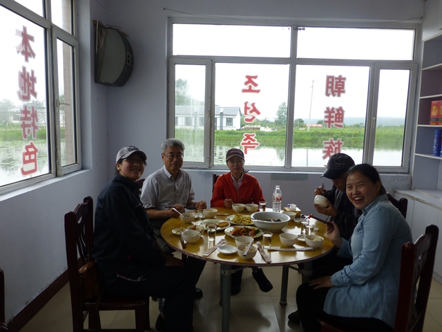 中露北朝鮮の三国国境合同点の琿春市防川村の食堂で。中央は朱先生。の画像