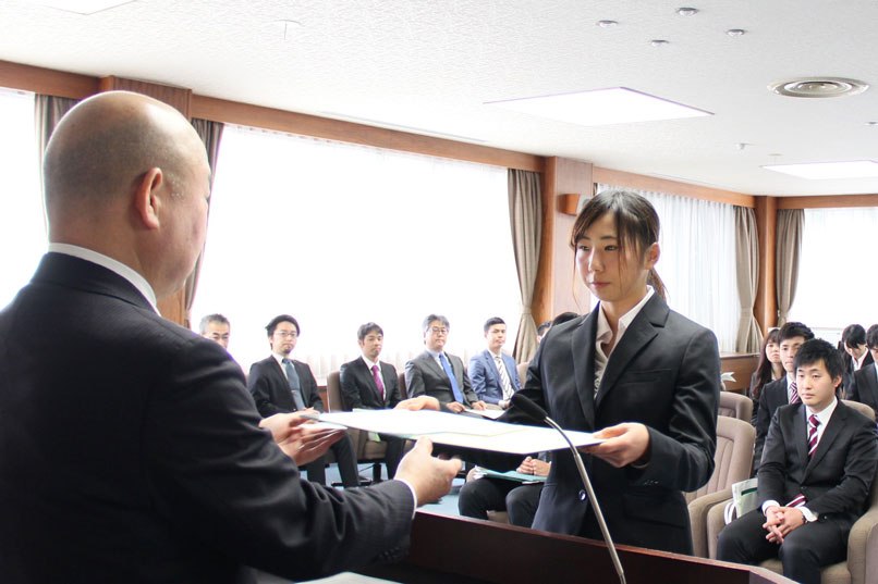 安田副学長から表彰状の授与の画像
