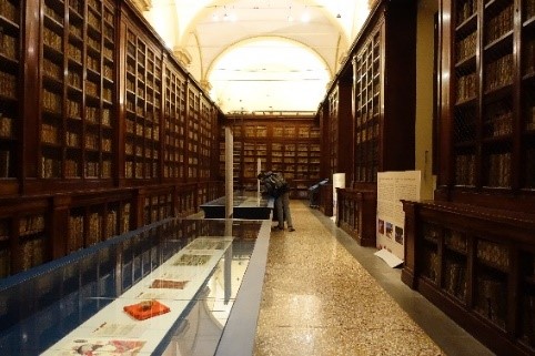 展示室全体（ボローニャ大学図書館の一室でもあるため両側に書棚がある）の画像
