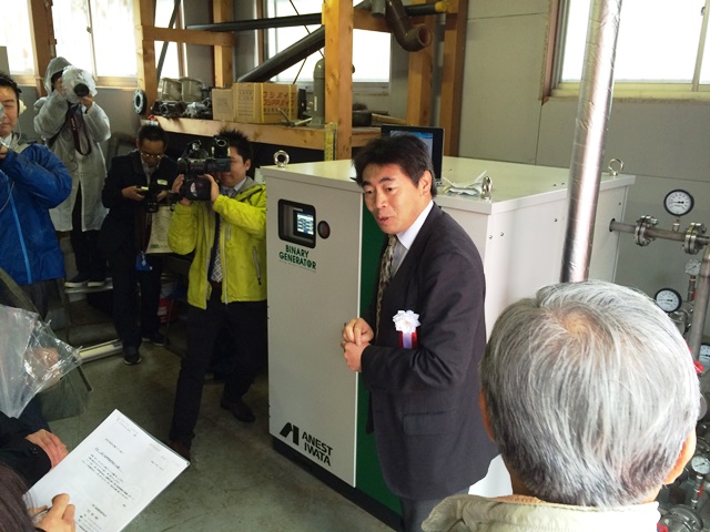 発電装置等の説明をするアネスト岩田の藤岡マネージャーの画像