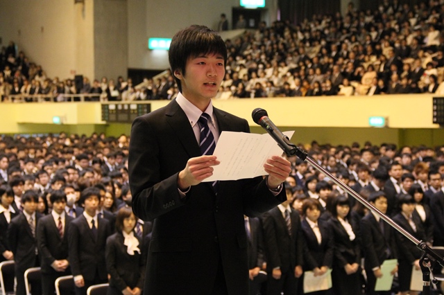 入学生を代表し宣誓した工学部 高橋良輔さんの画像