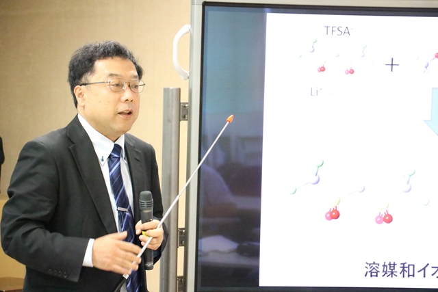 リチウムイオンの構造を説明する亀田恭男教授の画像