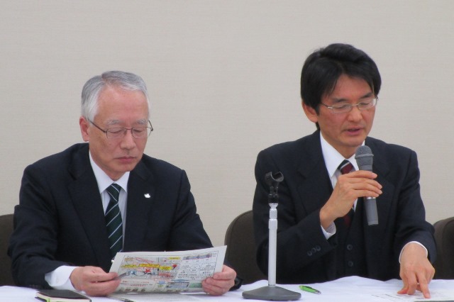 飯塚工学部長（左）と高橋教授の画像