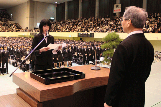 入学者を代表し宣誓した長谷川水輝さんの画像