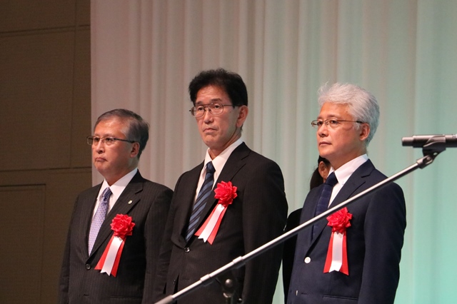 右から小野教授、米沢信用金庫　加藤秀明理事長、荘内銀行　原田儀一郎取締役副頭取の画像