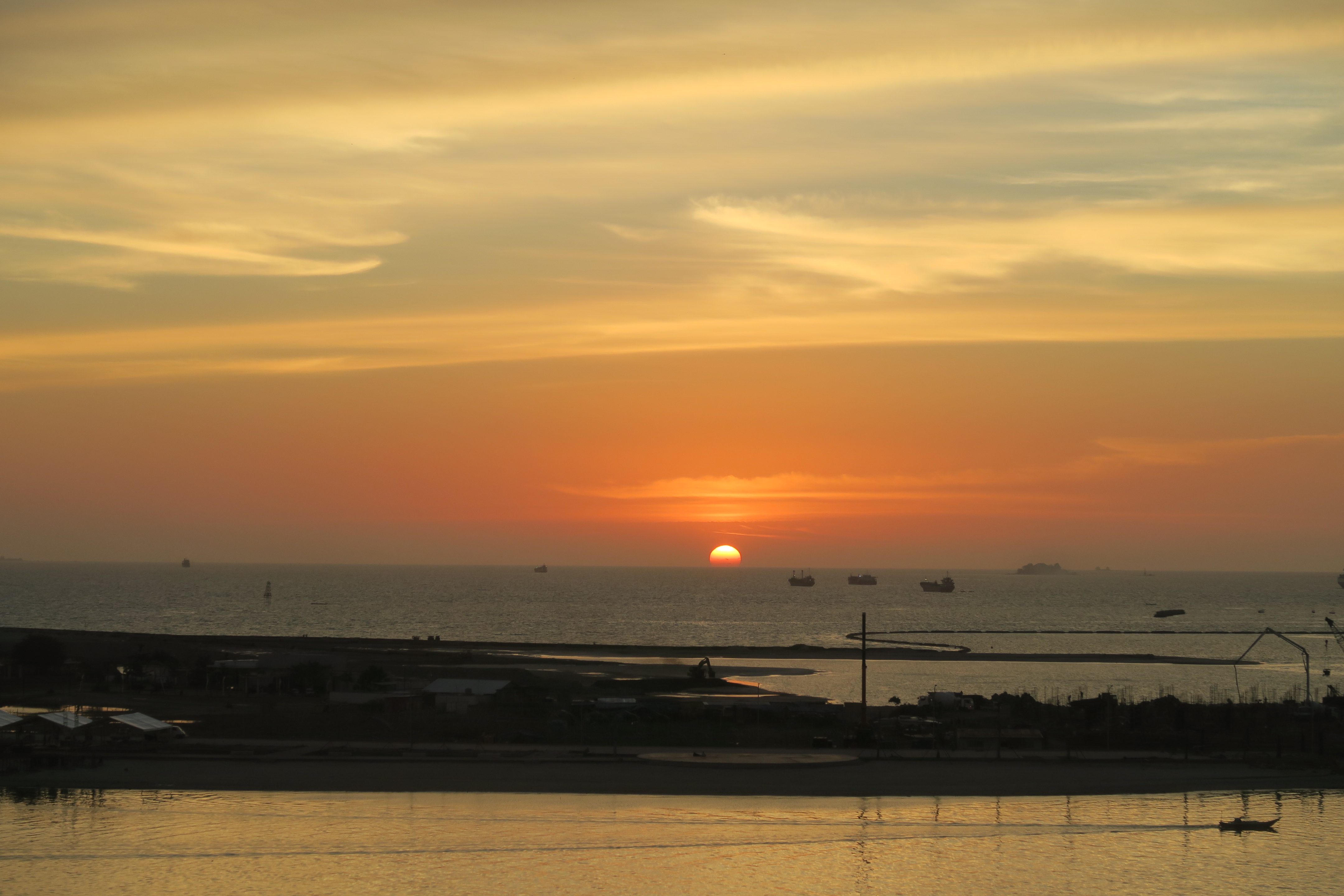 夕日のマカッサル海峡の画像