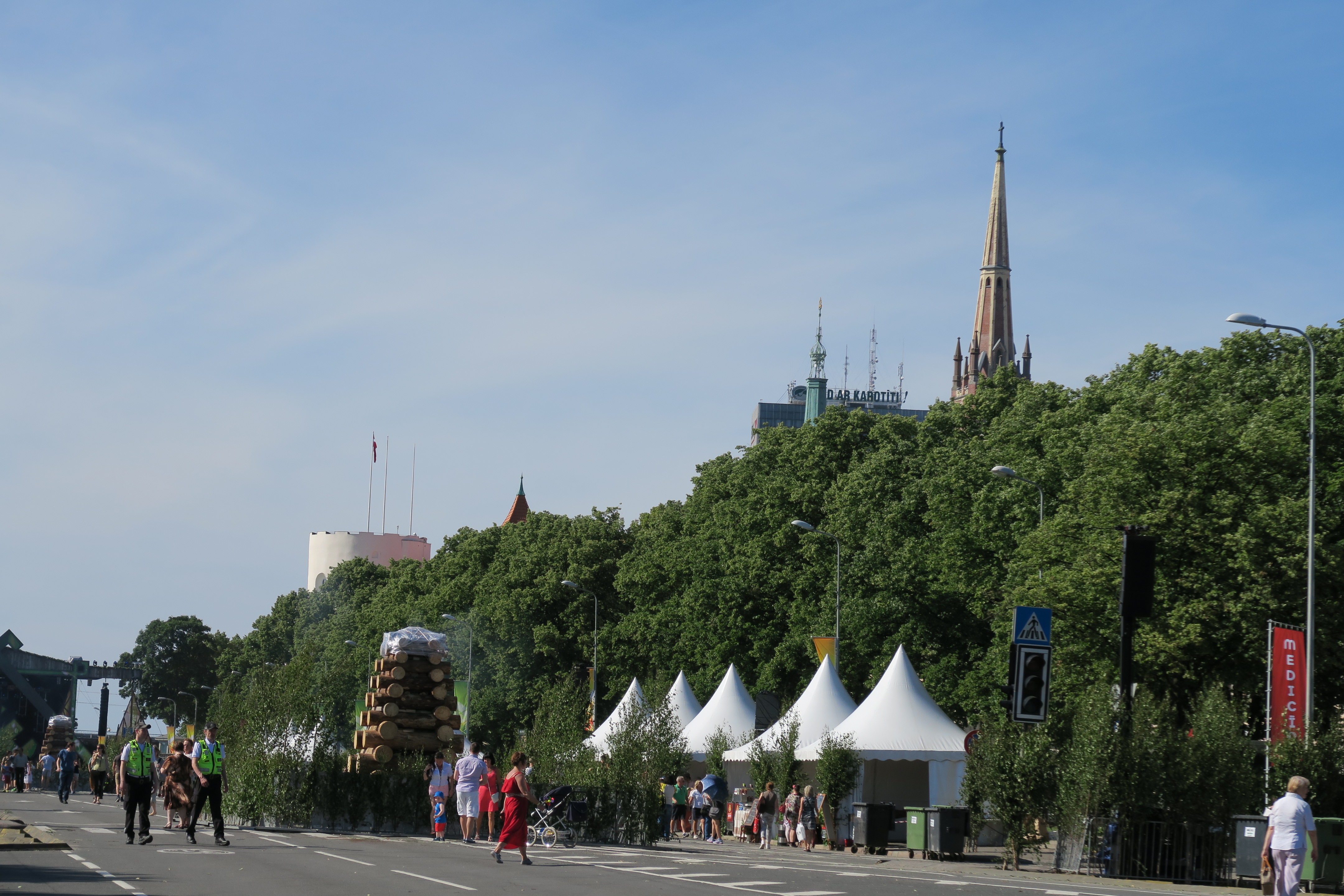 夏至祭会場（背後には菩提樹の並木）の画像