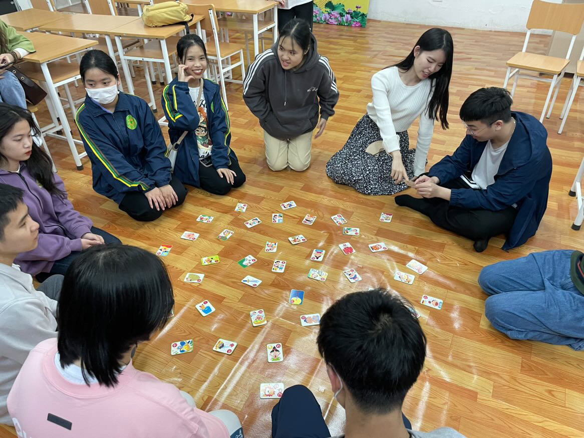 日本語教室でカルタ大会の画像