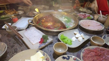 現地のでの食事　火鍋の画像