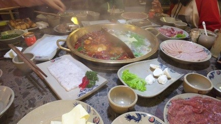 現地のでの食事　火鍋の画像