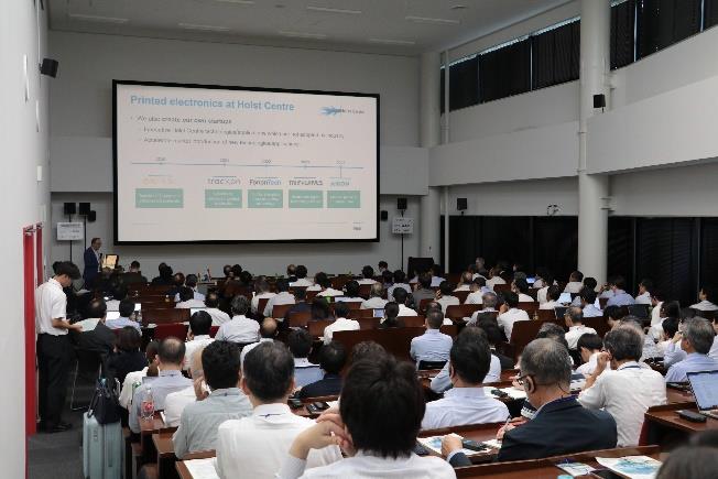 2024年9月2日山形大学工学部において、日蘭ジョイントワークショップ「未来のエレクトロニクスを創る」～プリンテッド＆フレキシブルからサステイナブルへ～を開催しました。当日は約１４０名が参加し、４部構成 (1)オランダからの基調講演（４件） (2)パネルディスカッション「サスティナブル・エレクトロニクスが創る未来」（パネリスト7名）(3)日本企業からのプリンテッド＆フレキシブルエレクトロニクス（9件）(4)オランダ及び山形大学からのポスターセッション・試作品技術展示（18件）で行われ、非常に活発な交流が行われました。の画像