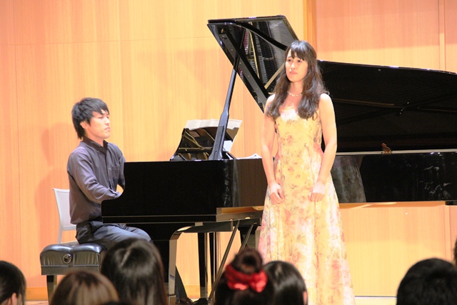 ＜第二部＞松浦さんの独唱と小平さんのピアノの画像