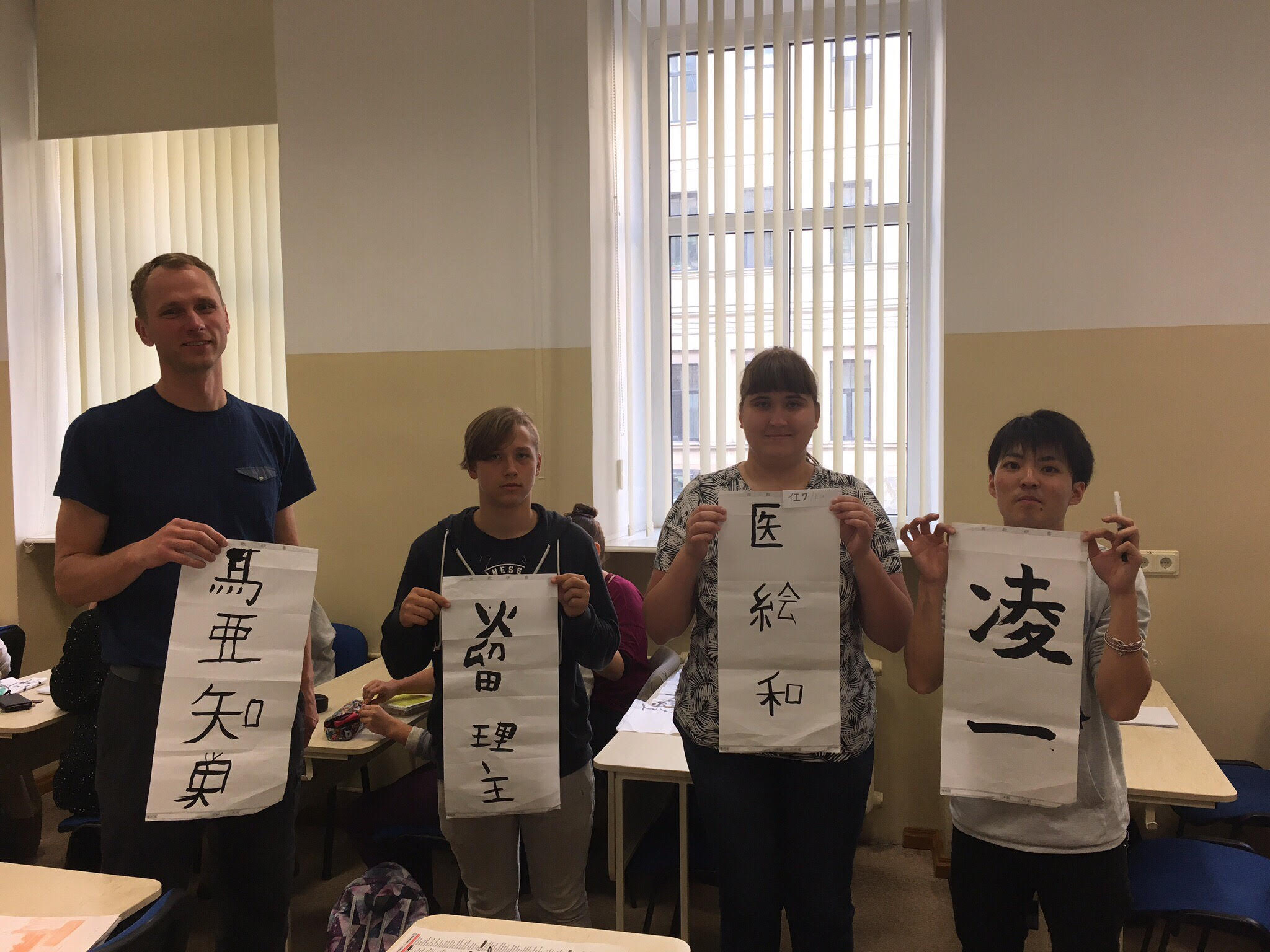 日本語教室にて、書道体験の画像