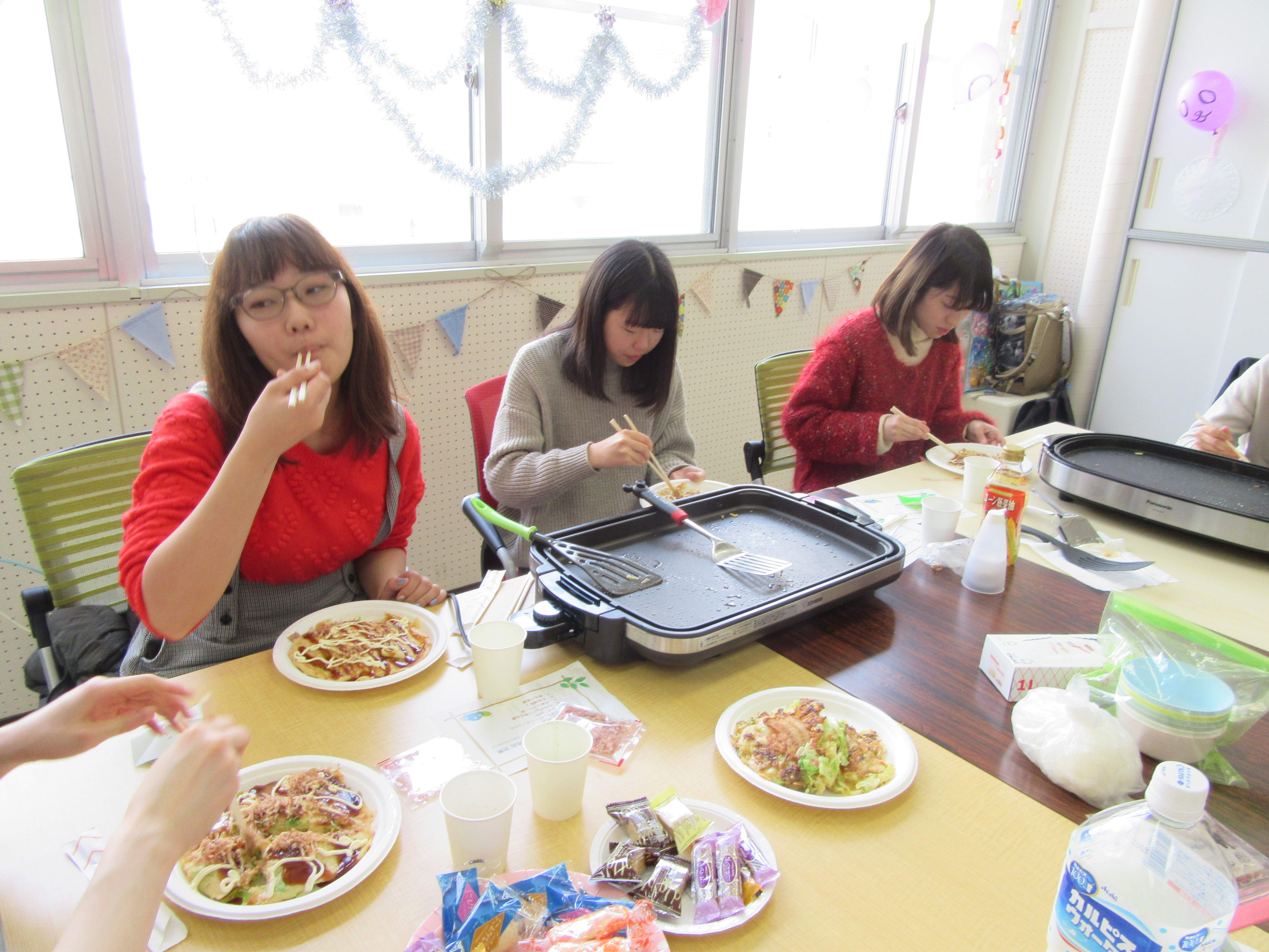 お好み焼きを食べている様子