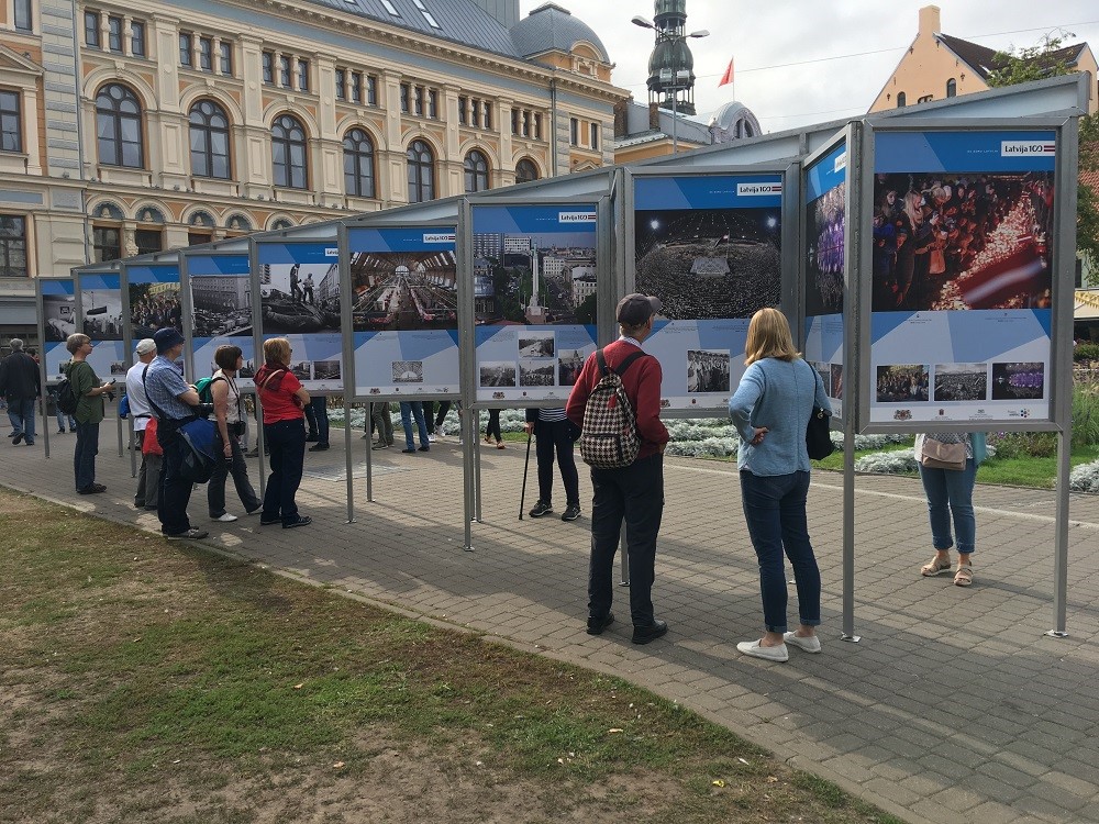 リーガ旧市街中心部で開催されている「ラトビア独立100年写真展」の画像