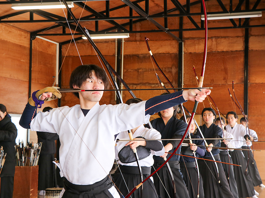 快挙続く弓道部を率いる統合主将。 全日本出場目指し、勝ちにこだわる。