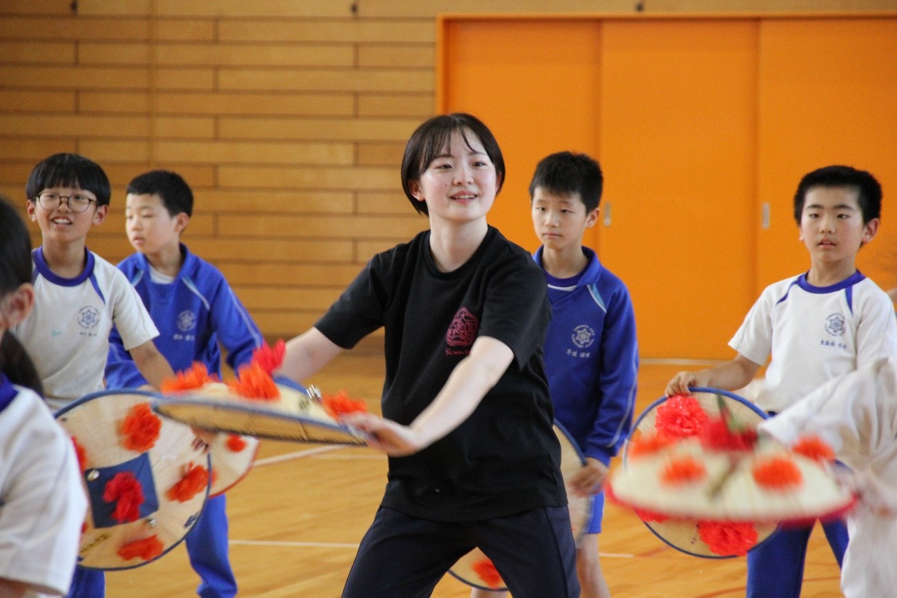 児童に踊りを教える佐藤悦好さんの画像