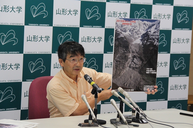 ネパール地震災害緊急報告会について説明する八木浩司教授の画像