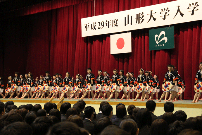 学生サークル「四面楚歌」による花笠踊りの披露の画像