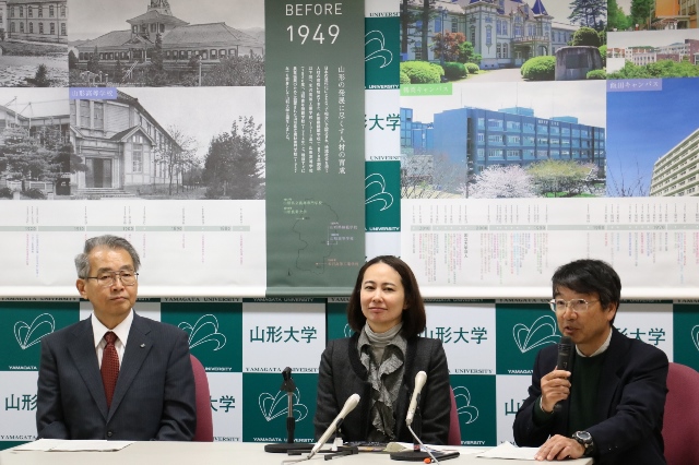 博物館のリニューアルについて説明する八木浩司博物館長（右）、佐藤琴学芸員（中）の画像