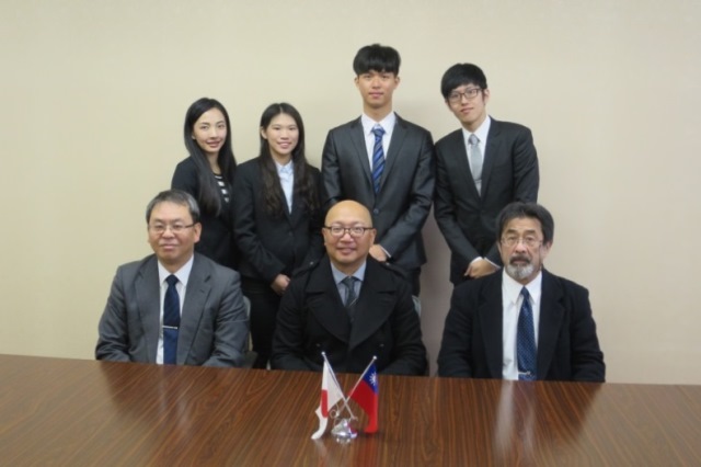 学生(後列)と前列左から出口学部長、林准教授、竹田教授
の画像