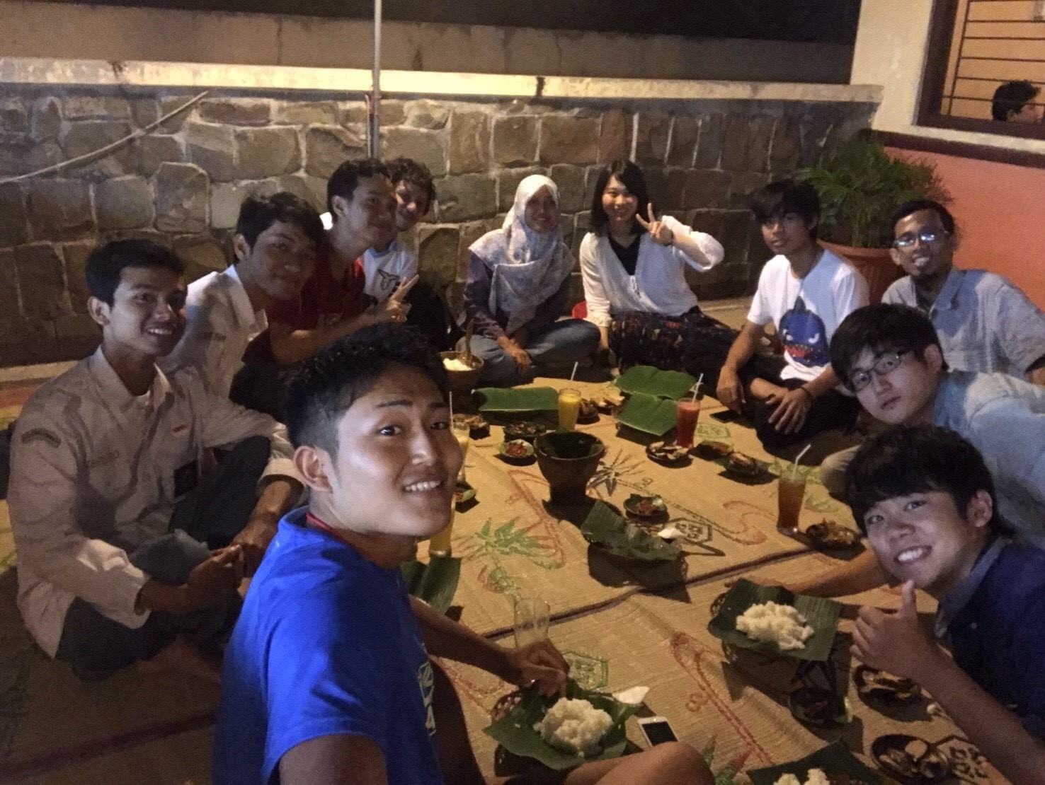 インドネシアの学生たちとご飯の画像