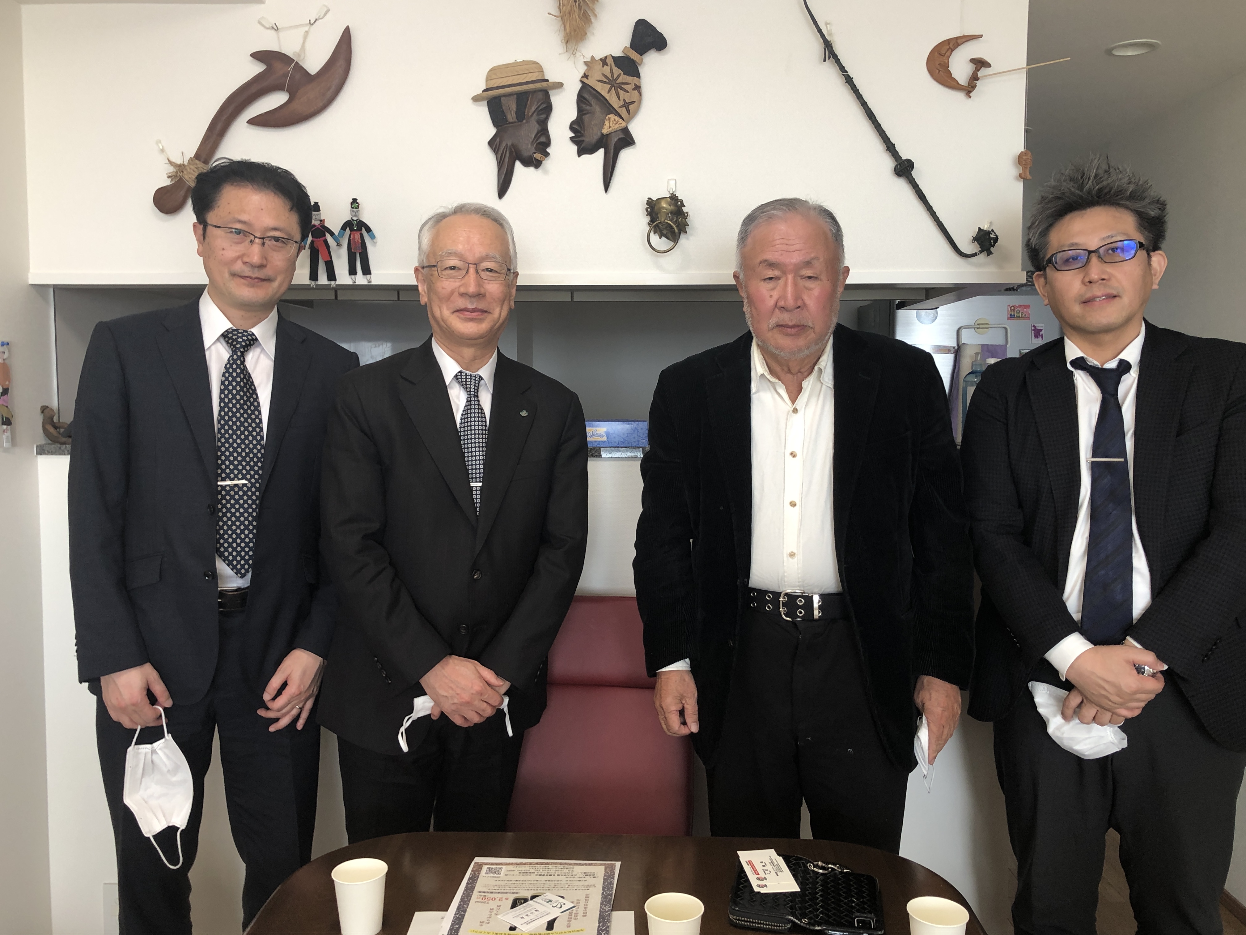 左から、杉本副センター長、飯塚理事・副学長、上田様、五味研究推進課長の画像