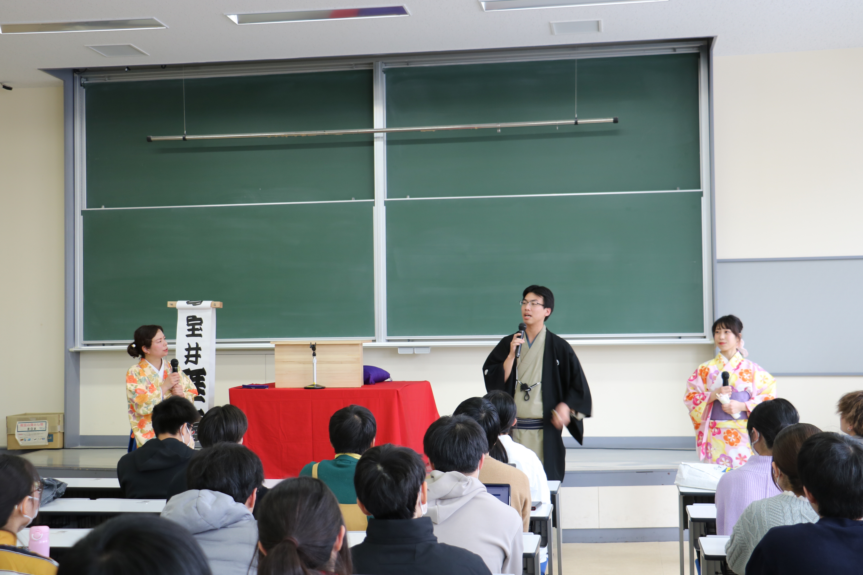 本学人文学部卒業で落語家の立川志らぴーさん（中央）、本学大学院有機材料システム研究科でアマチュア落語家の宝笑亭熊水さん（右）の画像
