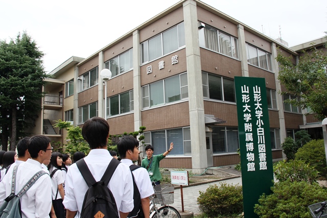 小白川図書館を案内するAAの辻さん（人文学部4年）の画像