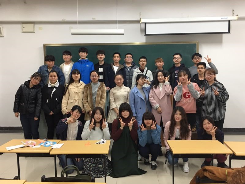 日本語教室後の参加者との集合写真の画像
