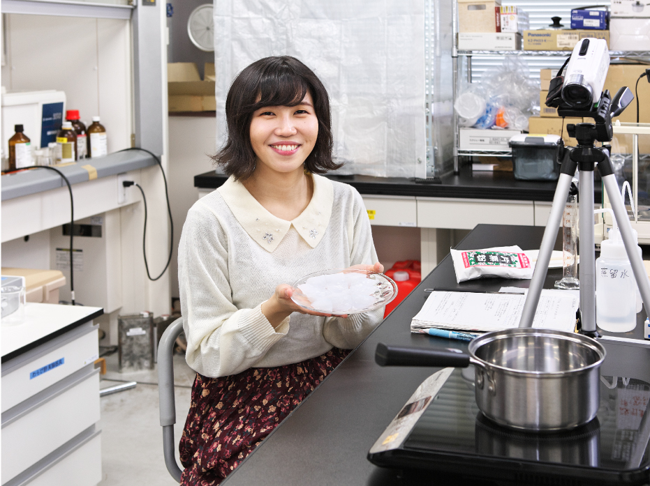 おいしい「わらびもち」をナノ解析、 材料化学への応用も視野に研究。