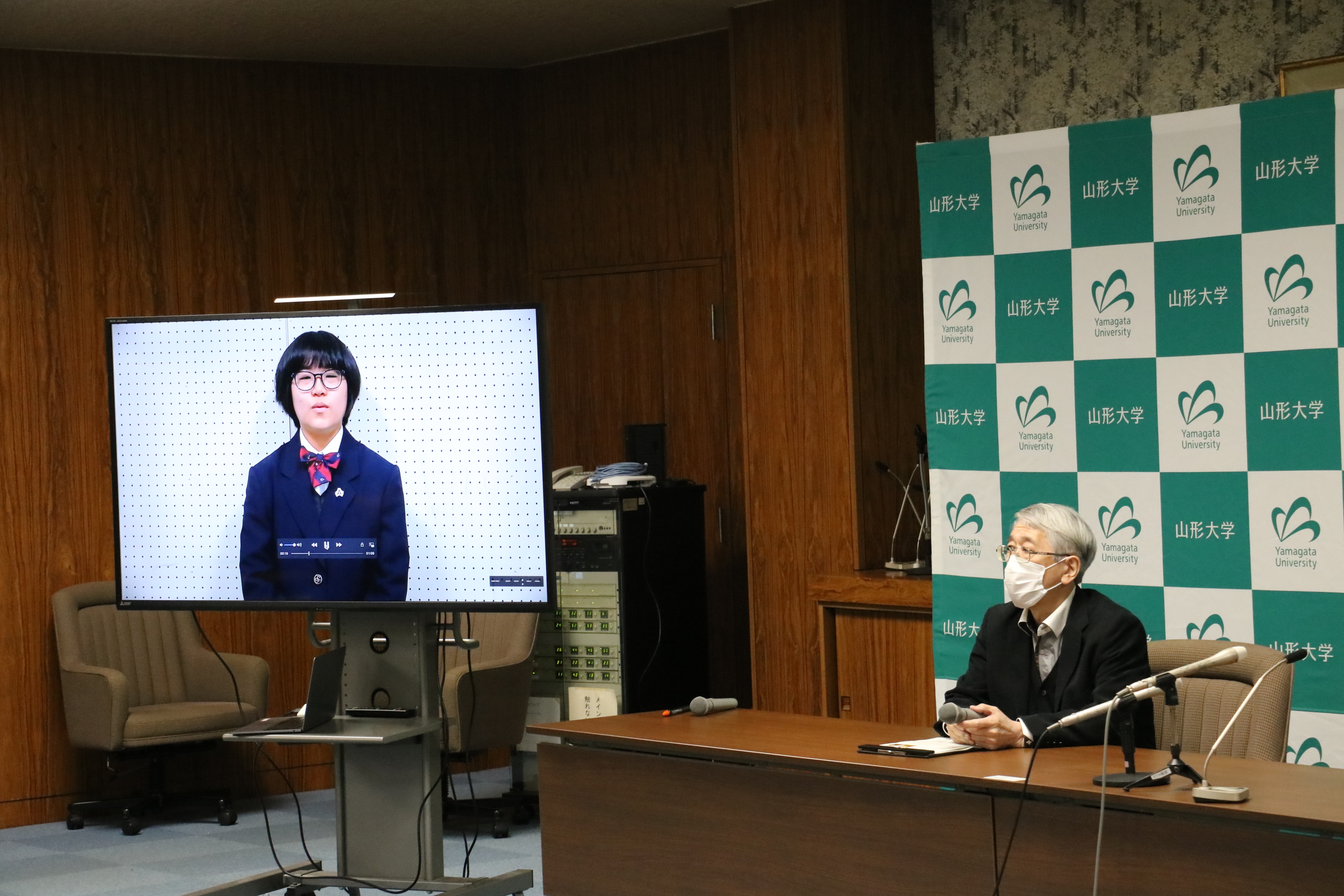 令和3年度第14回⼭形⼤学⾼校⽣朗読コンクール⼭形⼤学⻑賞表彰の様⼦
の画像