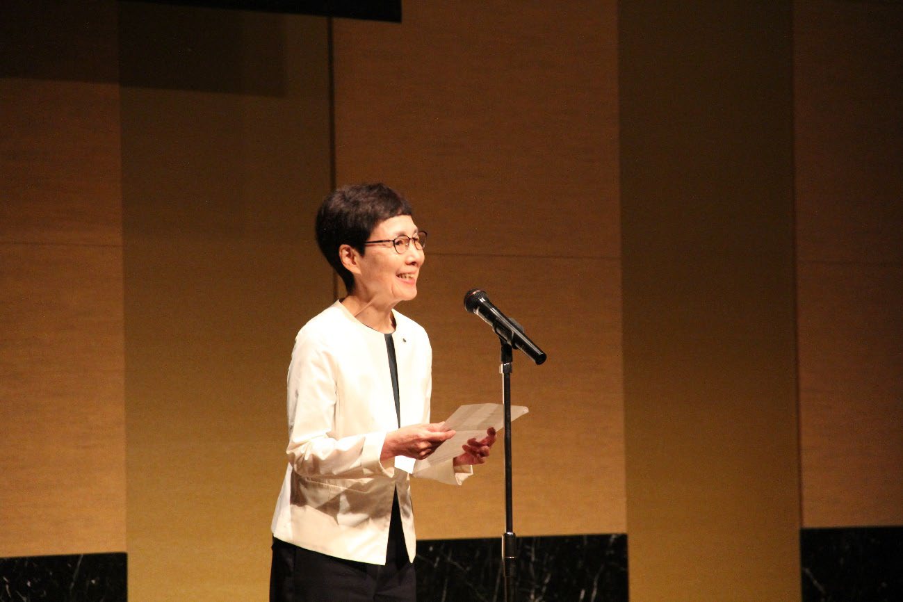 結びの挨拶をされる伊藤眞知子　学生支援担当理事・副学長の画像