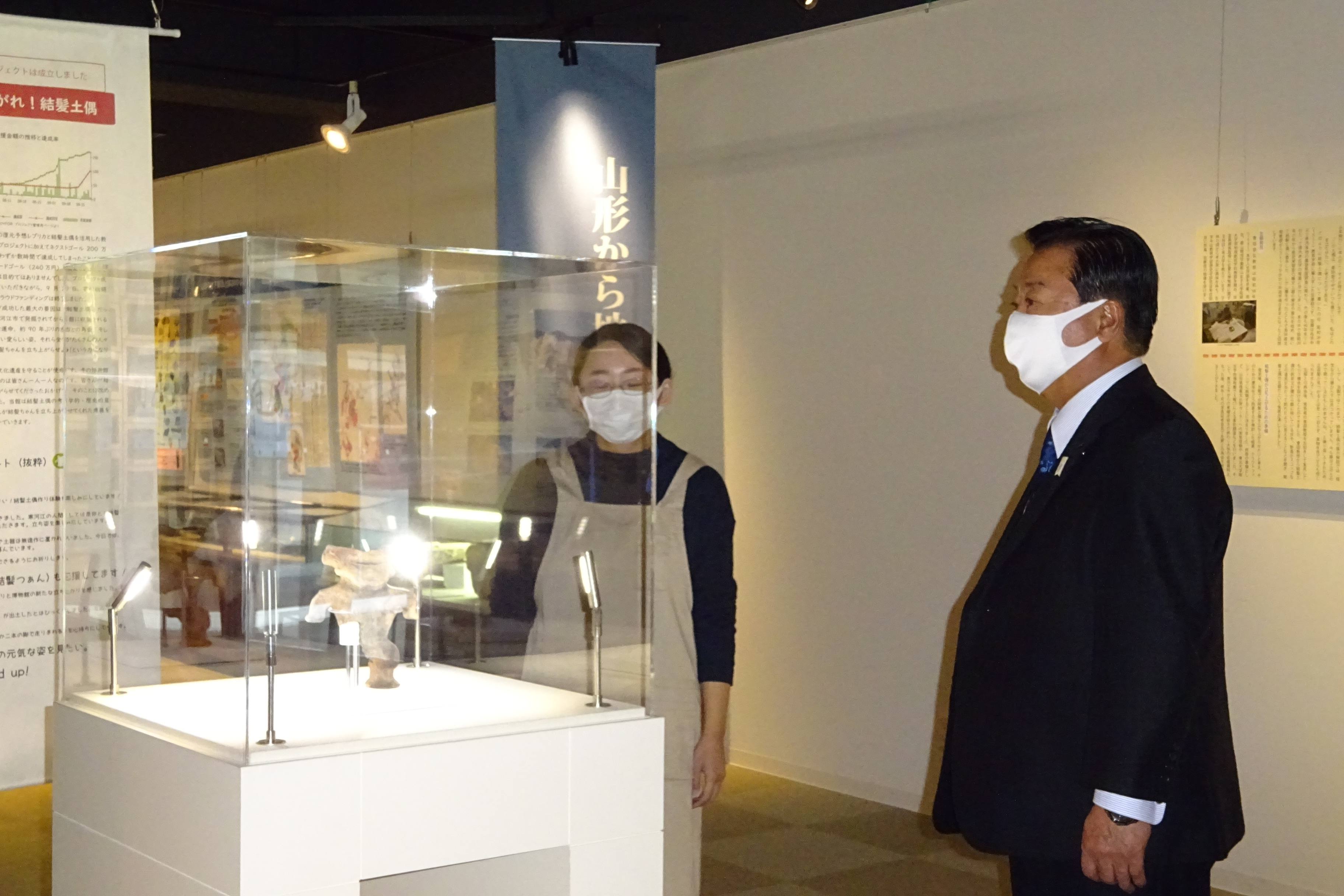 附属博物館を視察する岩槻様（右）の画像