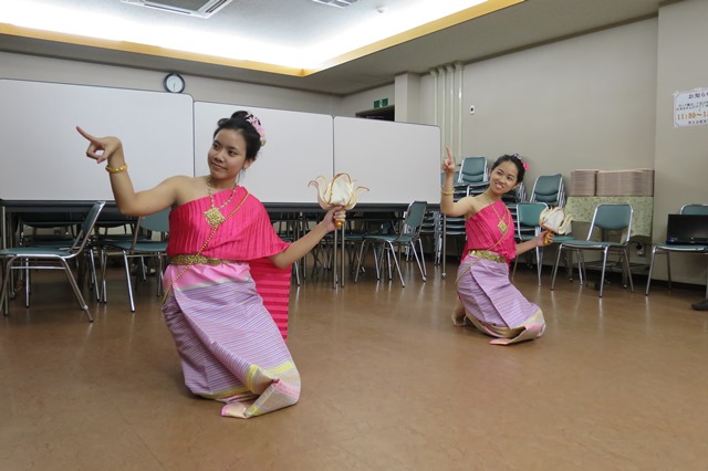 ウェルカムパーティーでの伝統舞踊披露の画像