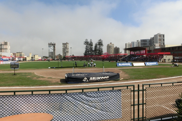 日章旗翻る日系クラブの陸上競技場の画像