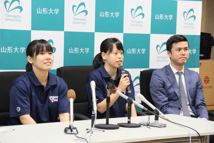 優勝報告など活動を紹介した女子バスケットボール部の島本悠加さん（地域教育文化学部4年・左）、依田咲子さん（同学部3年・中央）、顧問の池田講師の画像