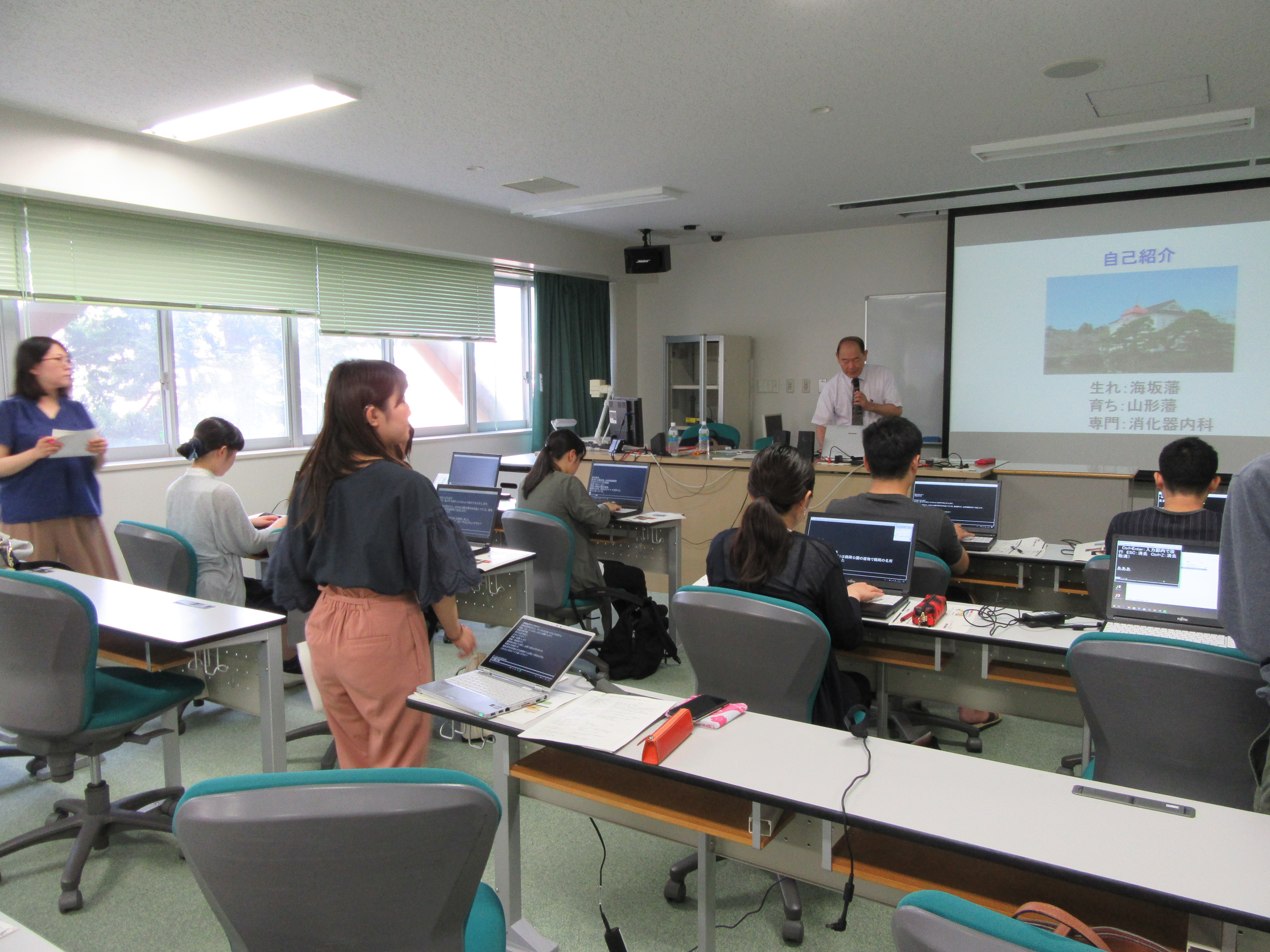 障がい学生支援センター長による模擬授業での実技練習の画像