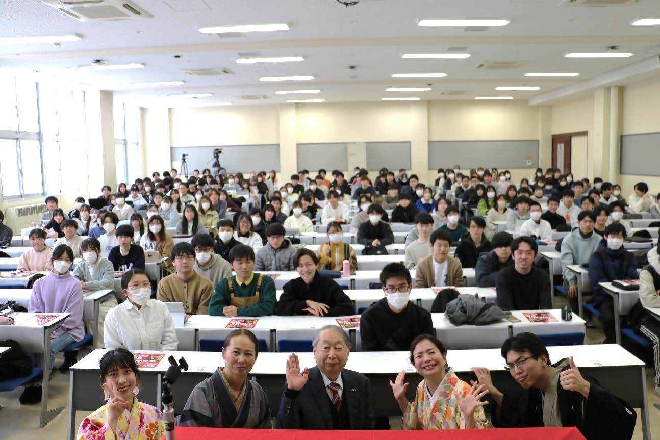 左から宝笑亭熊水さん、佐藤琴教授、玉手英利学長、宝井琴鶴さん、立川志らぴーさんと受講生の皆さんの画像