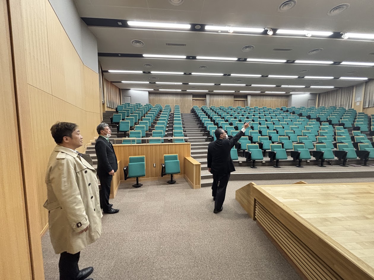 改装された医学部大講義室を視察する田川様の画像