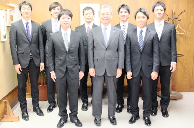 小山学長を囲む7名の剣道部員の画像