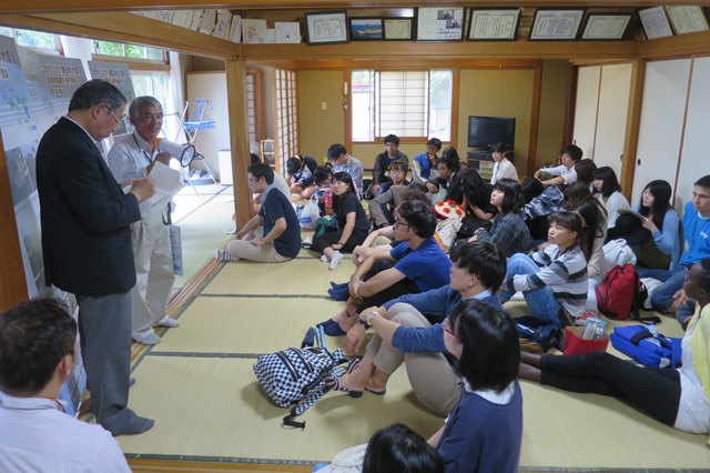 震災当時の話を真剣に聴く参加者の画像