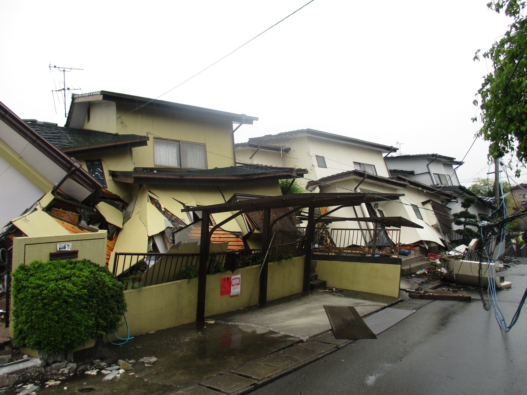 地震により倒壊した建物（2016年熊本地震）の画像