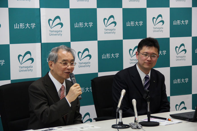 寄附講座の設置について説明した渡部教授(右)と期待を述べる学長の画像